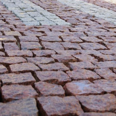 Granit-Pflastersteine Raudona rot verlegt