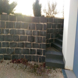 20 x 20 cm Granit-Kleinmauersteine Adrian Black schwarz vermörtelt