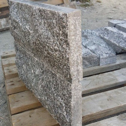 2 - 3 cm starke Granit-Verblender Griys hellgrau