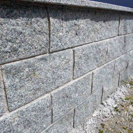 30 x 30 cm Granit-Mauersteine Griys hellgrau, mit 2 gesägten Flächen eingebaut