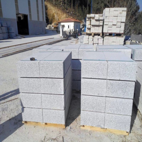 20 x 45 cm Granit-Blockstufen Griys hellgrau 80 cm lang