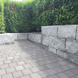 40 x 40 cm Granit Mauersteine Griys hellgrau, mit 2 gesägten Flächen