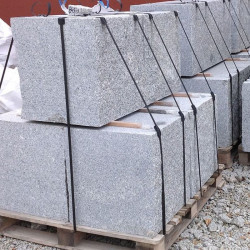 50 x 50 cm Granit Mauersteine Griys hellgrau, mit 4 gesägten Flächen