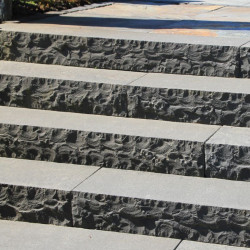 15 x 35 cm Basalt Blockstufen schwarz, geflammt